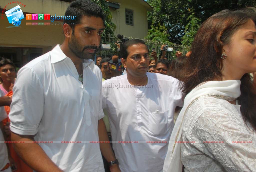 Aishwarya-Abhishek at Durga Pooja Event hd photo